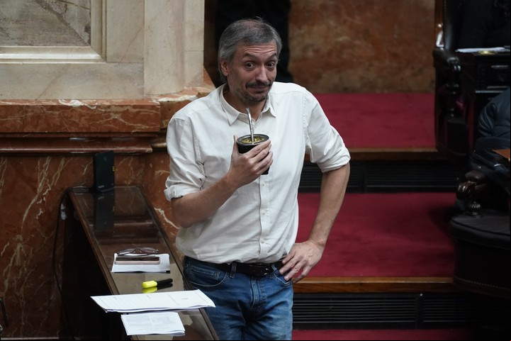 Máximo Kirchner toma mate en el recinto de Diputados. Foto: Juano Tesone.