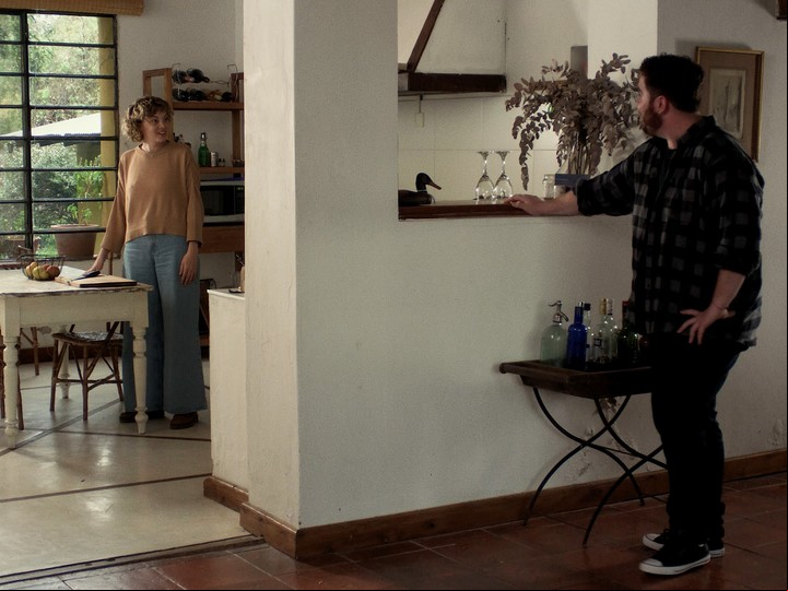 El corto aborda las conductas machistas o agresivas en una relación romántica.
