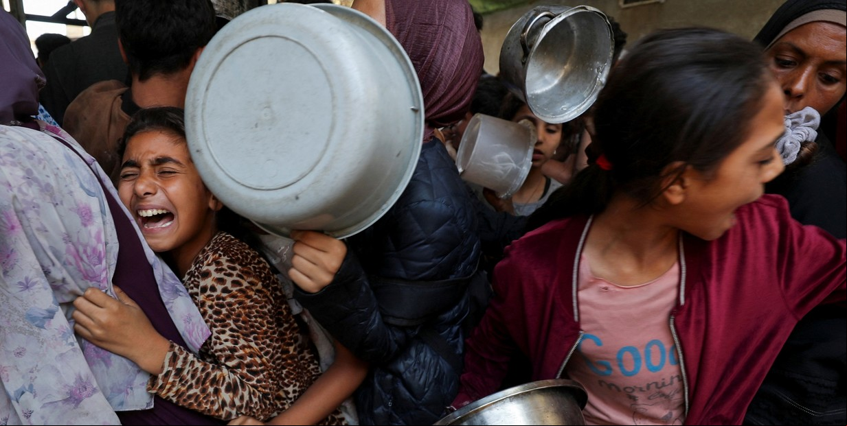 La ayuda a Gaza aún no llega a los palestinos y fuerzas israelíes ahora atacan una misión diplomática en Cisjordania