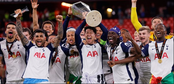 Cuti Romero, histórico y campeón: Tottenham venció al Manchester United y salvó la temporada con la Europa League