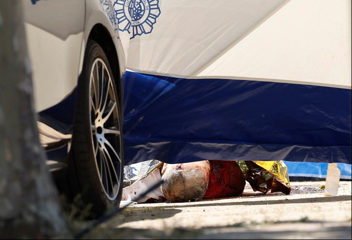 El cuerpo de Portnov yace en el piso. Foto: OSCAR DEL POZO / AFP