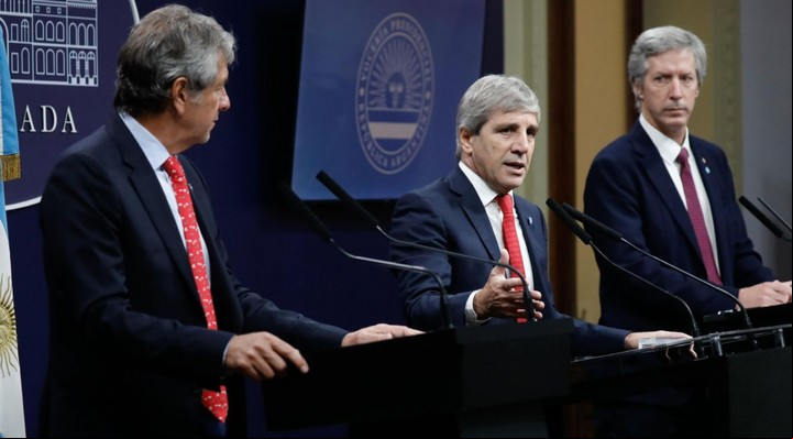 El ministro Luis Caputo habla durante la conferencia de prensa del equipo económico realizada en la Casa Rosada. 