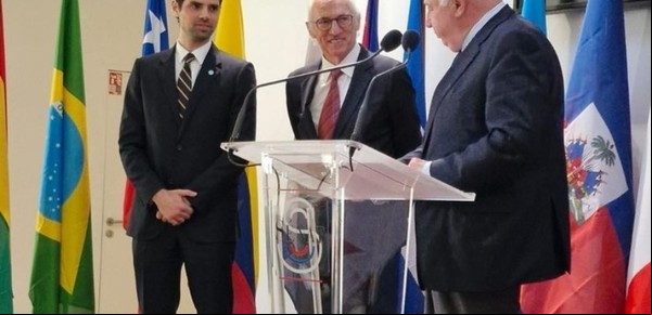 Mientras Boca sigue la búsqueda de un DT, Carlos Bianchi fue condecorado por el Senado de Francia