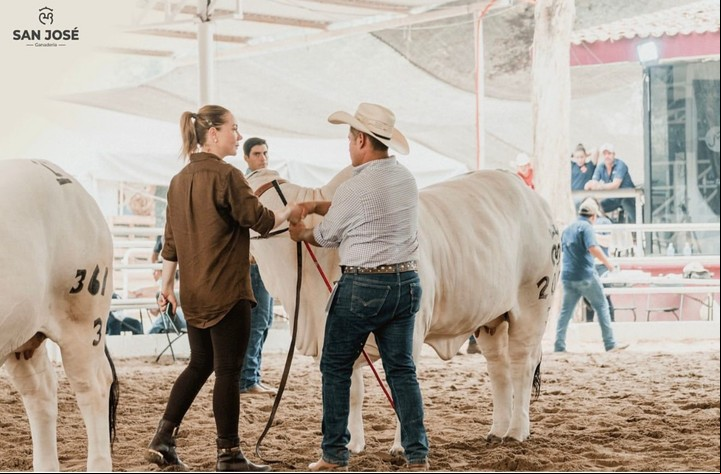 A los 25 años hizo historia al convertirse en la jueza más joven en evaluar animales en Expozebu.