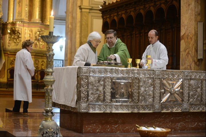 Alejandro Russo durante una misa en la Catedral Metropolitana para bendecir el vino "Todos" del Papa Francisco. Foto: Luciano Thieberger.
Presentaron en Buenos Aires el vino para el Papa
Fue elaborado en Mendoza con uvas de todo el país. El obispo de Buenos Aires lo presentó en la misa por San Cayetano. buenos aires Alejandro Russo vino todos elaborado para el papa francisco misa por san cayetano presentacion vino Fue elaborado en Mendoza con uvas de todo el país