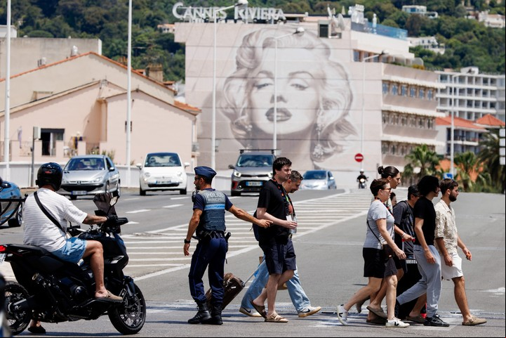 Un policía dirige el tránsito, a pocas cuadras de donde se realiza el Festival de Cannes. Foto EFE