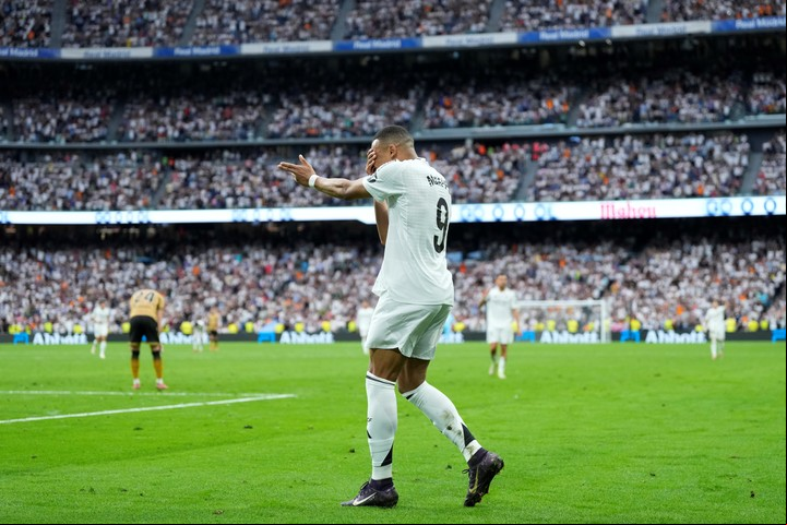 Kylian Mbappé marcó los dos goles con los que Real Madrid derrotó a Real Sociedad. Foto: Cesar Cebolla / AP.