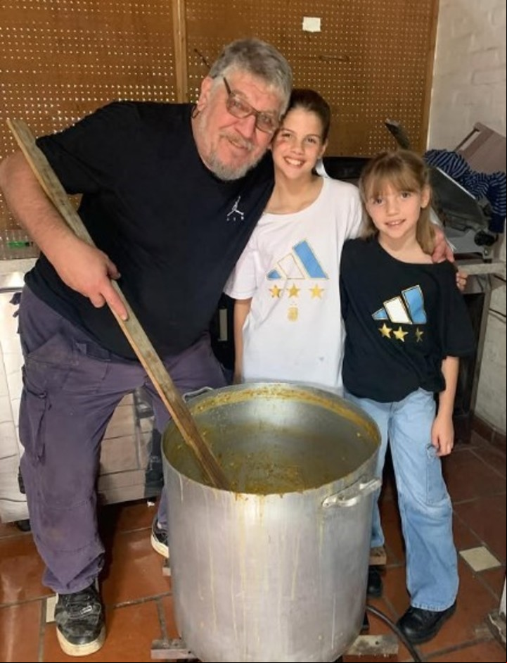 Juan Icardi, junto a sus nietas, sca e Isabella. Foto: Instagram.
