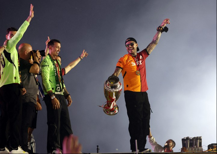 Mauro Icardi celebró el campeonato del Galatasaray. REUTERS/Dilara Senkaya.
