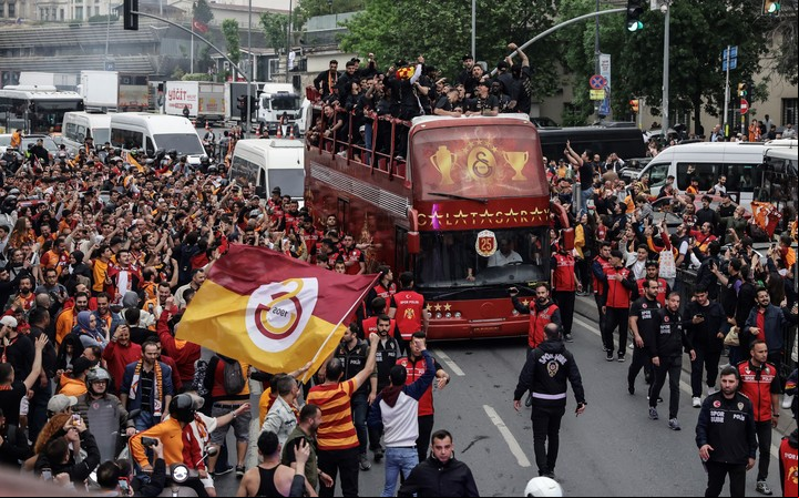 El plantel del Galatasaray recorrió las calles de Estambul en un micro descapotable. EFE/EPA/ERDEM SAHIN.