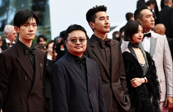 El director chino Bi Gan (segundo desde la izquierda) y del elenco de la película china "Resurrección". Foto: Xinhua