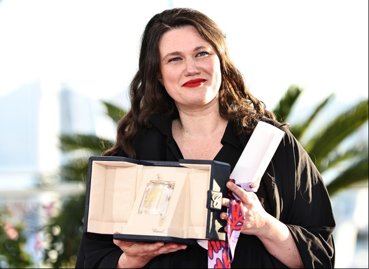 La directora y guionista alemana Mascha Schilinski, con el Premio del Jurado ex-aequo por la película "Sound of Falling". Foto: Xinhua
