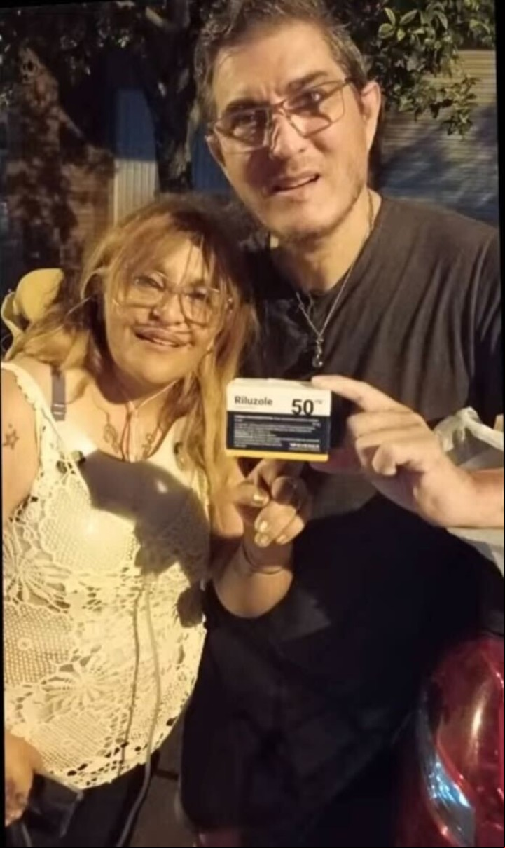 Griselda junto al hombre que le consiguió el medicamento. Foto: Captura YouTube