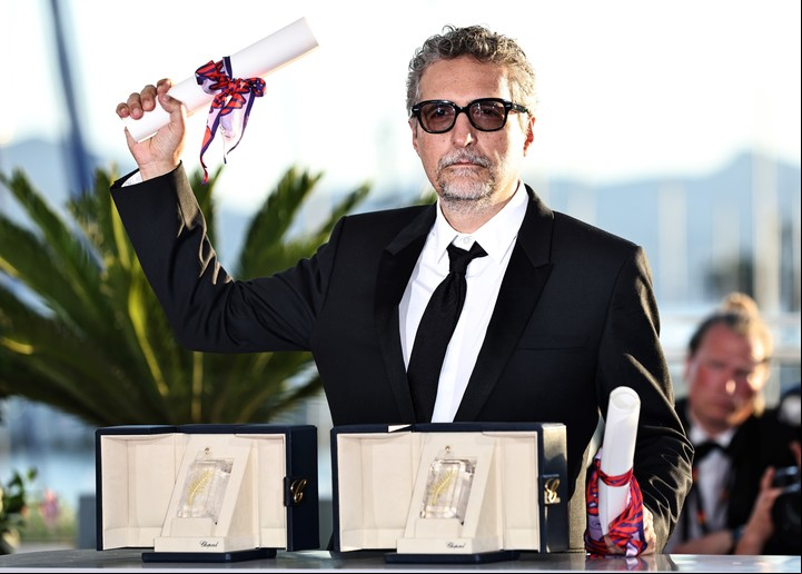 El director brasileño, Kleber Mendonca Filho ganó el Premio a Mejor Director por la película "O Agente Secreto". Foto: Xinhua