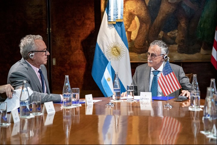 Lugones con Kennedy Jr, su par estadounidense, en una de las reuniones que mantuvieron.