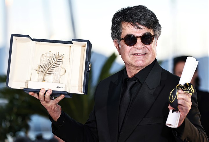 El director iraní Jafar Panahi, con la Palma de Oro por la película "Un simple accidente". Foto: Xinhua