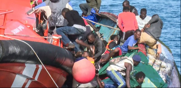 España: las imágenes de la barcaza con inmigrantes ilegales que volcó y dejó siete muertos cuando intentaban rescatarlos