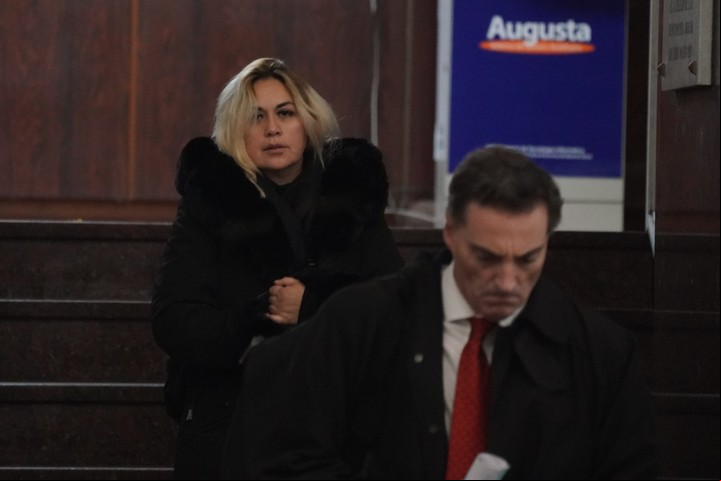 Verónica Ojeda en la última audiencia del juicio junto a su pareja y abogado, Mario Baudry. Foto: Juan Tesone.