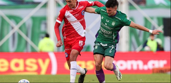 En un partido con dos hinchadas en la Ciudad de Buenos Aires, Argentinos goleó a Excursionistas y avanza en la Copa Argentina