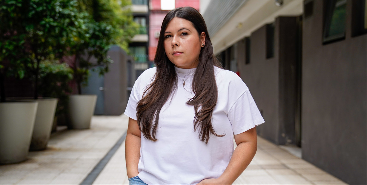 Quién es Gigi Perez, la artista queer que puso audios de su hermana muerta en una canción y escandalizó a la Iglesia
