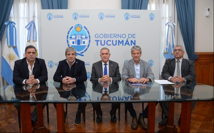 Osvaldo Jaldo firmó con Caputo el convenio para sacar los dólares del colchón.