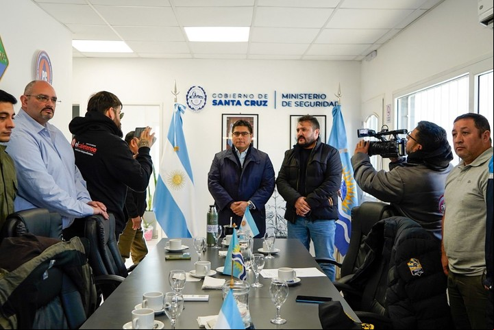 Claudio Vidal, gobernador de Santa Cruz en reunión de trabajo con funcionarios ante el robo de material para operaciones hidrocarburíferas.