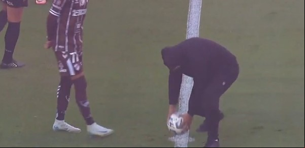 Un encapuchado se robó la pelota antes de la final entre Huracán y Platense: un golpe contra la piratería