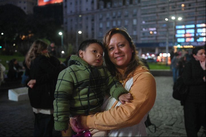 Yesica Amarilla y Elián. El nene fue trasplantado cuando tenía un año y medio en el Garrahan.
Foto Federico Lopez Claro