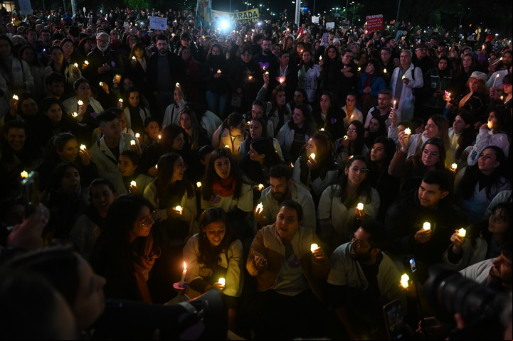 Llevan velas y corazones violetas. Foto Federico Lopez Claro