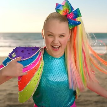 Jojo Siwa, la carismática estrella infantil que se declaró lesbiana, entró a Gran Hermano y se puso de novia con un compañero