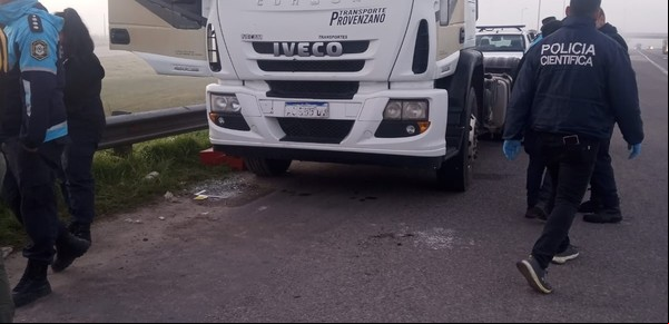 Misterio en la Ruta 9: encuentran a un mecánico asesinado de un tiro en el pecho arriba de un camión