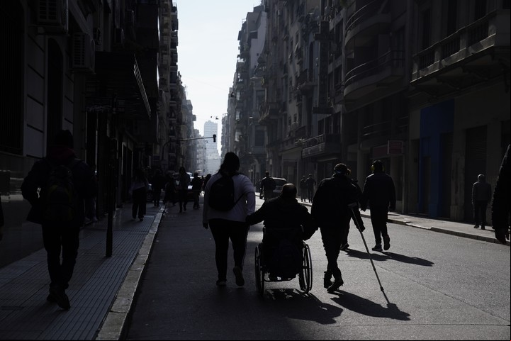 Protesta por la Ley de Emergencia en discapacidad, en la marcha que reúne a diversas agrupaciones y reclamos. Foto Maxi Failla