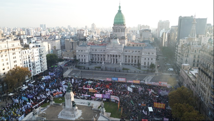 Columnas de distintos sectores se movilizan contra el Gobierno de Milei este miércoles. Foto: Francisco Loureiro